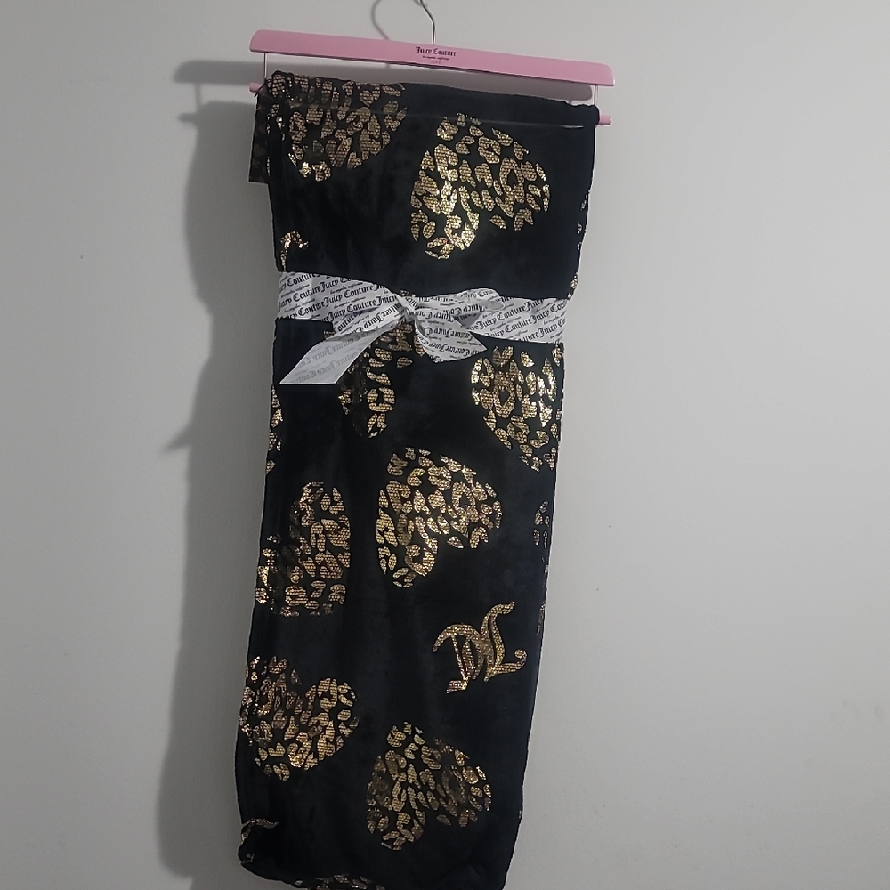 Black and Gold Heart Patterned Scarf